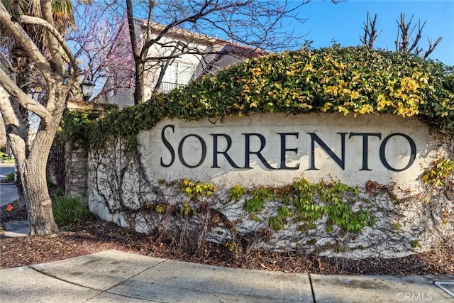 view of community / neighborhood sign