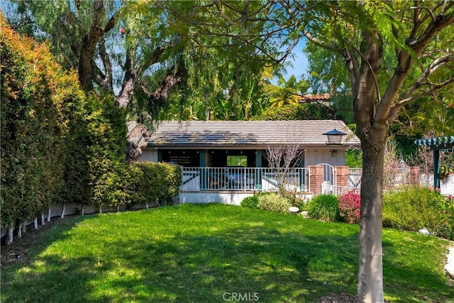 single story home with a front lawn