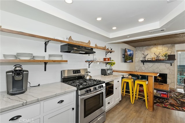 39802 Lakeview Dr Unit 26, Big Bear Lake, CA 92315 - kitchen featuring open shelves, visible vents, gas range, and under cabinet range hood