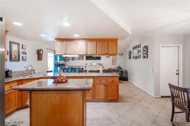 44475 Galicia Dr, Hemet, CA 92544 - kitchen with a peninsula, a sink, recessed lighting, and a kitchen island