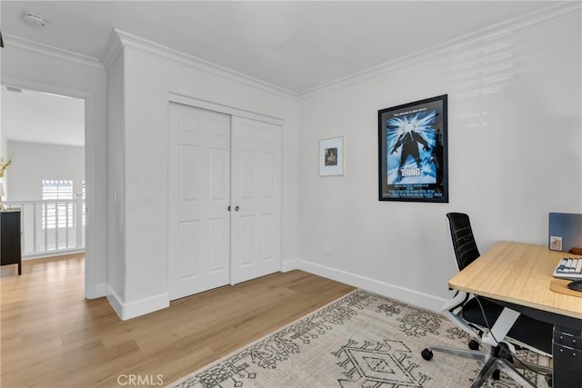 office area with baseboards, light wood-style flooring, and ornamental molding
