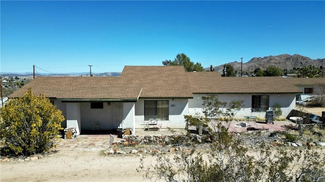 6613 Sunnyhill Rd, Joshua Tree, CA 92252 - view of front of home featuring a patio, a mountain view, and stucco siding