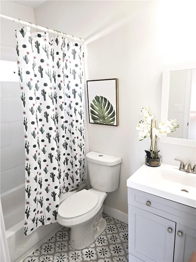 full bathroom featuring tile patterned flooring, baseboards, shower / bath combo with shower curtain, toilet, and vanity