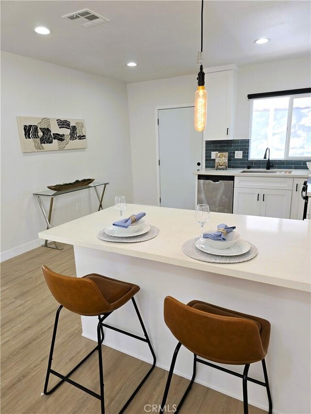 dining room featuring recessed lighting, visible vents, light wood-style flooring, and baseboards