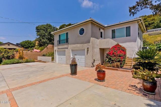 view of front of property featuring stucco siding, an attached garage, and concrete driveway