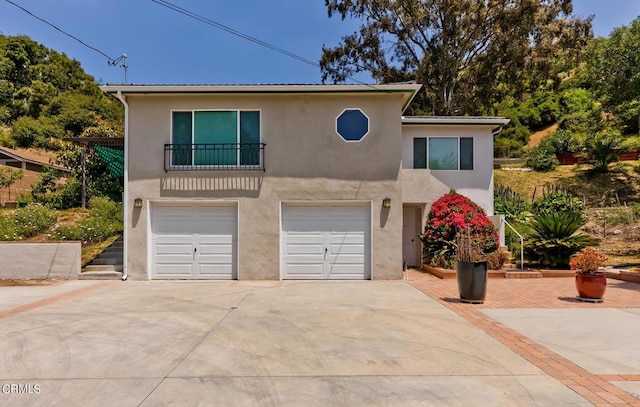 view of front of home featuring stucco siding, driveway, and an attached garage