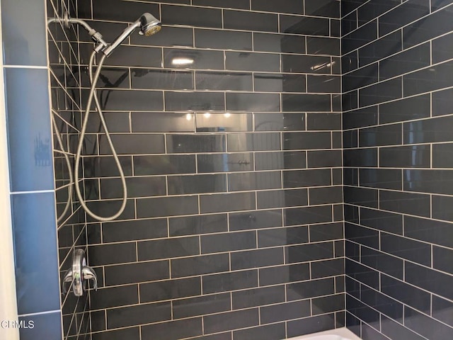 bathroom featuring a tile shower