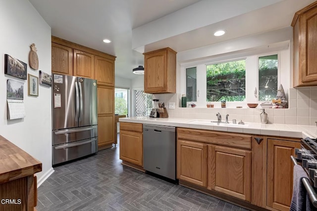 kitchen featuring a sink, stainless steel appliances, recessed lighting, and decorative backsplash