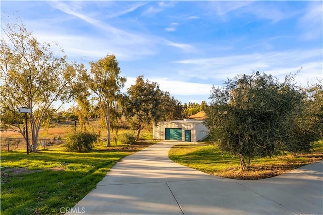 view of front facade featuring driveway and a front yard