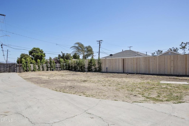 view of yard featuring fence