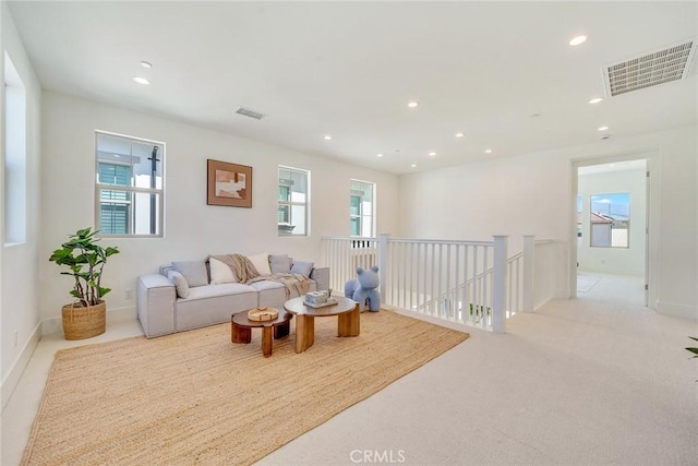 living area with baseboards, visible vents, recessed lighting, and carpet flooring