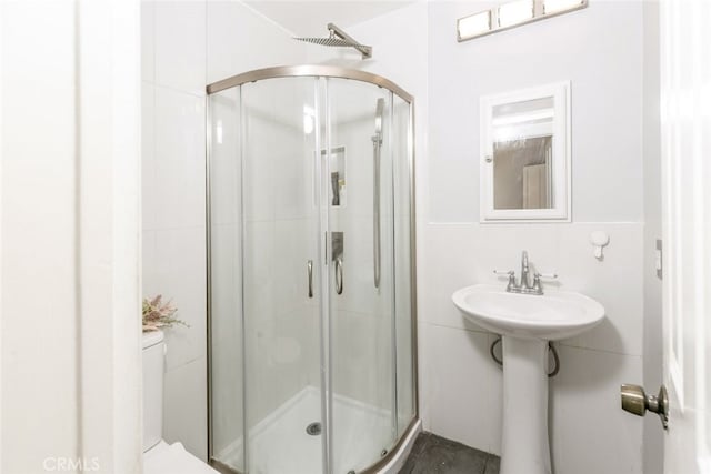 449 Fern Dell Pl, Glendora, CA 91741 - bathroom with a shower stall, toilet, and a sink