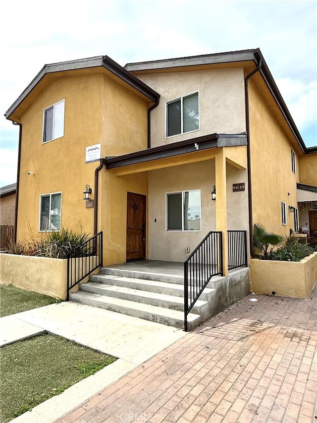 645 E 78th St, Los Angeles, CA 90001 - townhome / multi-family property featuring stucco siding