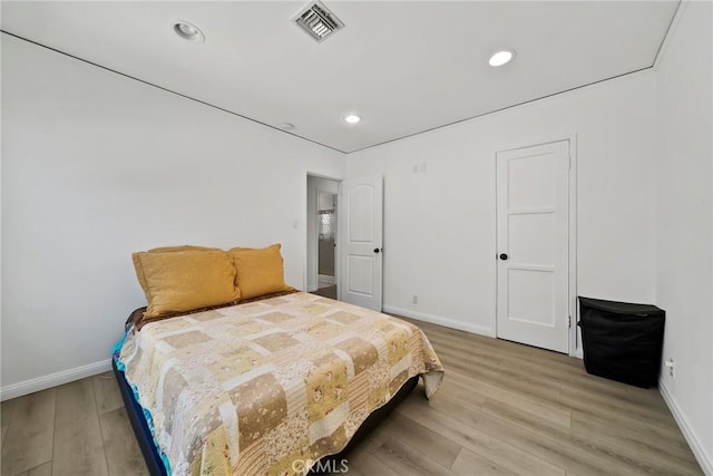 bedroom featuring light wood-style floors, baseboards, visible vents, and recessed lighting