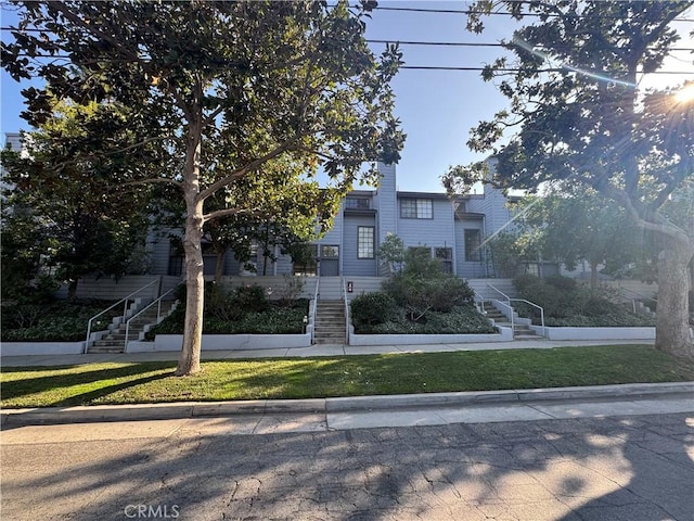 view of front of property with a front yard