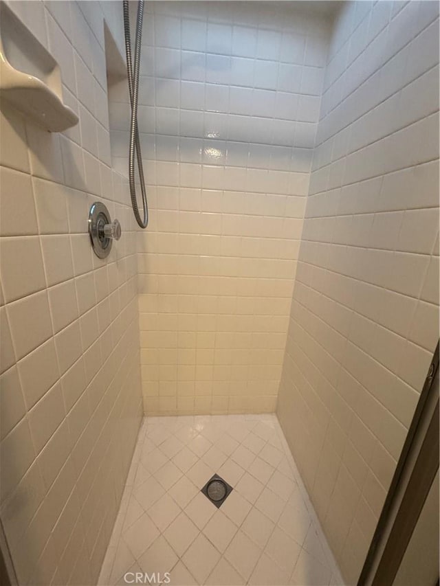 full bath with tiled shower