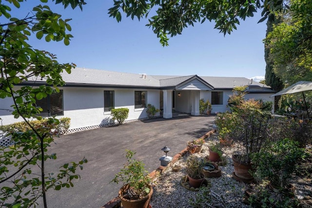 ranch-style house featuring stucco siding