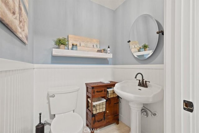 25050 Massachussetts Ave, Corning, CA 96021 - bathroom featuring wainscoting