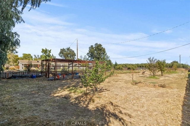 view of yard with an outbuilding