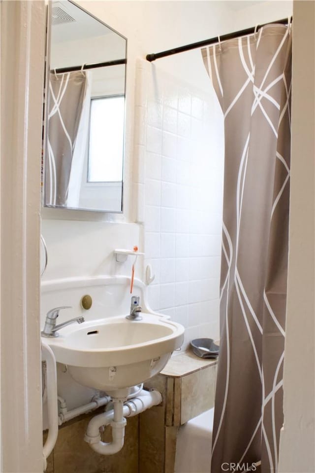 323 E Hanna St, Colton, CA 92324 - bathroom featuring shower / tub combo with curtain and visible vents