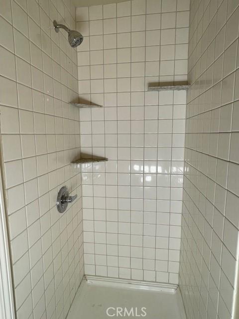 9286 San Benito Ave, Gerber, CA 96035 - bathroom featuring a tile shower
