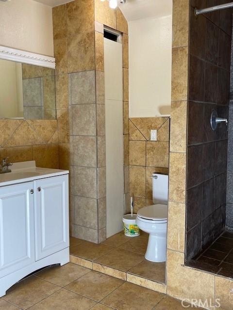 9286 San Benito Ave, Gerber, CA 96035 - full bath with toilet, vanity, tiled shower, tile patterned floors, and tile walls
