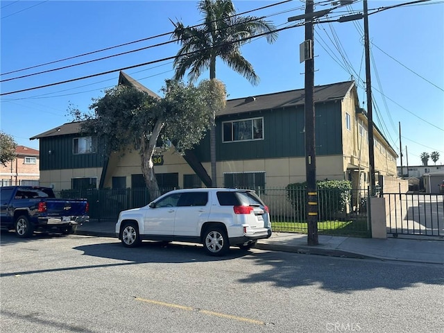 townhome / multi-family property with fence