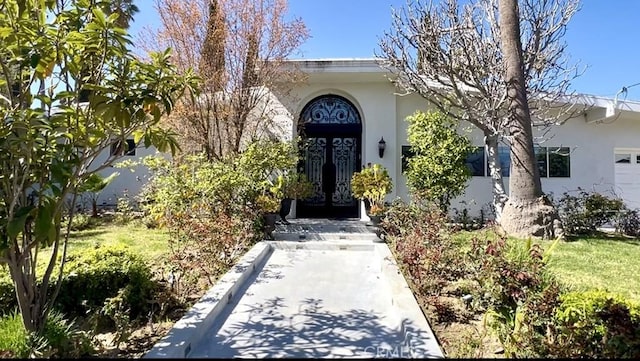 property entrance with stucco siding