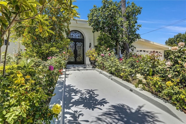 5115 Boda Pl, Woodland Hills, CA 91367 - doorway to property with stucco siding