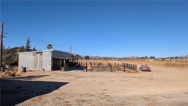view of yard with an outbuilding