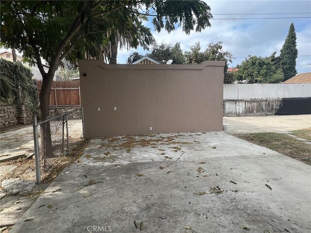 3030 W 12th Pl, Los Angeles, CA 90006 - view of patio with fence