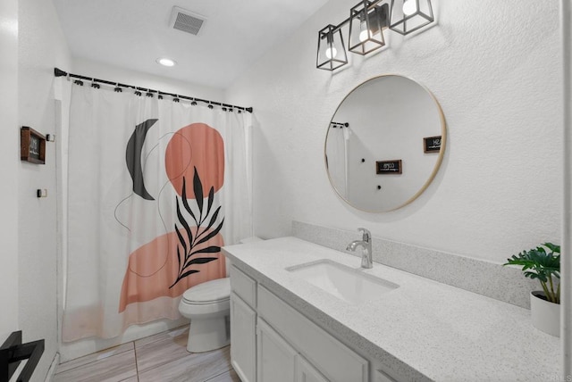 full bath featuring visible vents, vanity, toilet, shower / tub combo with curtain, and recessed lighting