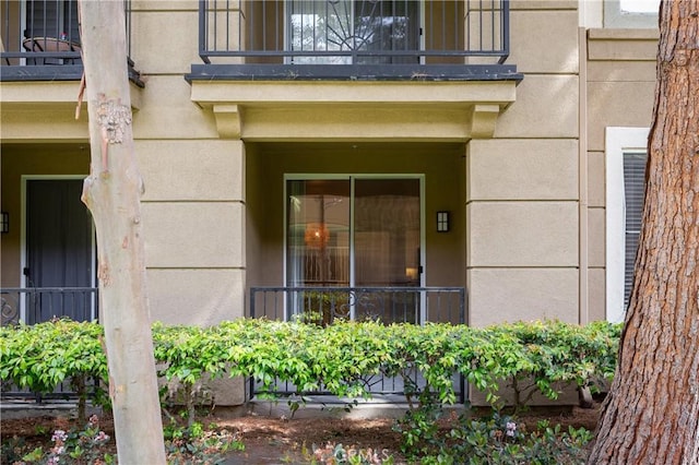 property entrance featuring a balcony