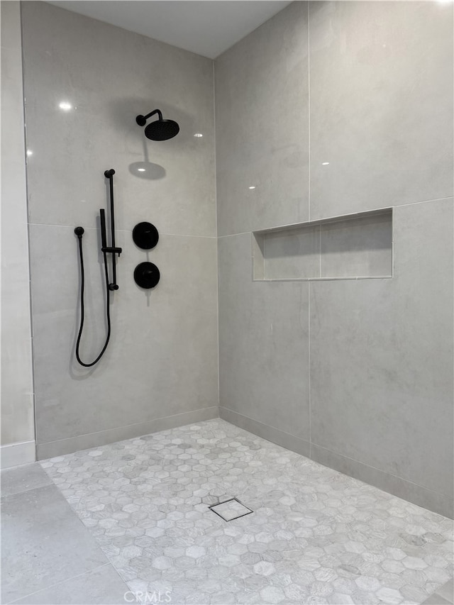 bathroom featuring tiled shower