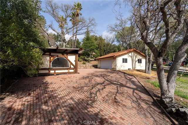 13155 San Antonio Rd, Atascadero, CA 93422 - view of front of home with an outdoor structure and stucco siding