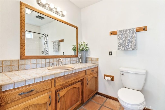 13155 San Antonio Rd, Atascadero, CA 93422 - bathroom featuring toilet, backsplash, vanity, a shower with curtain, and baseboards