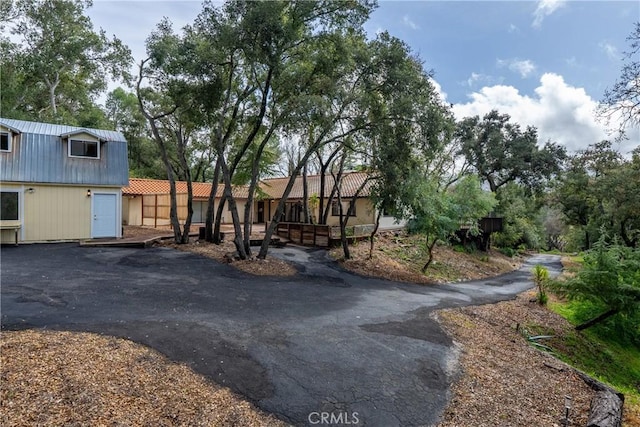 13155 San Antonio Rd, Atascadero, CA 93422 - view of front facade with driveway