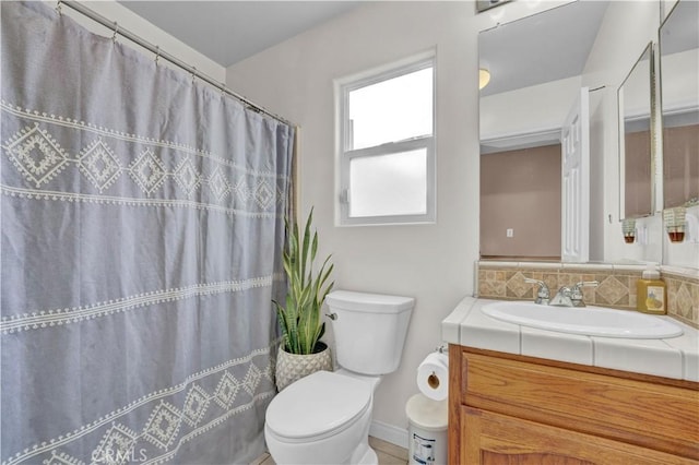 full bathroom with vanity, toilet, curtained shower, and baseboards