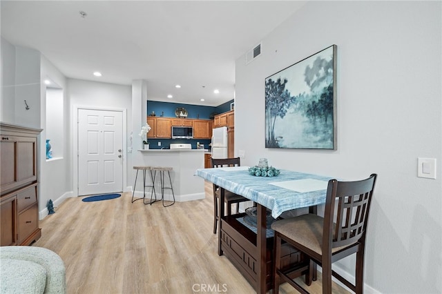 dining space featuring recessed lighting, baseboards, visible vents, and light wood finished floors