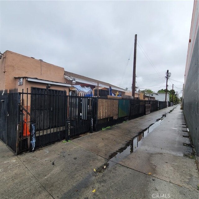 125 W Vernon Ave, Los Angeles, CA 90037 - exterior space featuring a fenced front yard