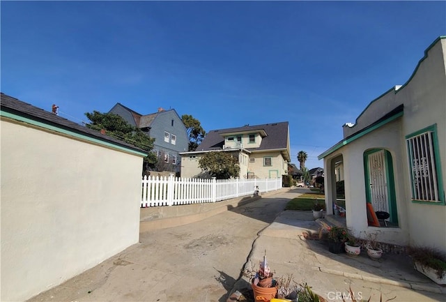 717-723 E Kensington Rd, Los Angeles, CA 90026 - view of yard featuring a patio area and a residential view