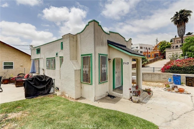 717-723 E Kensington Rd, Los Angeles, CA 90026 - back of house featuring stucco siding and a patio area