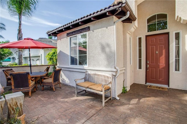 45924 Via Ln, Colorada, Temecula, CA 92592 - entrance to property featuring a patio area, stucco siding, and outdoor dining space