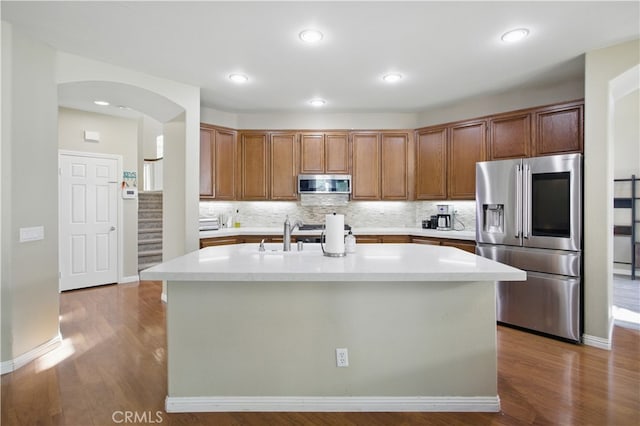 45924 Via Ln, Colorada, Temecula, CA 92592 - kitchen with stainless steel appliances, arched walkways, light countertops, a sink, and dark wood-style floors