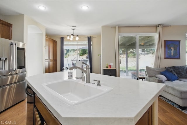 45924 Via Ln, Colorada, Temecula, CA 92592 - kitchen featuring stainless steel fridge, a sink, open floor plan, light wood-type flooring, and recessed lighting