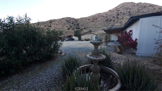 view of yard featuring a mountain view