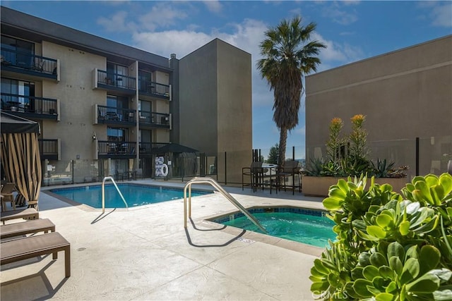 7320 Hawthorn Ave Unit 111, Los Angeles, CA 90046 - community pool with a patio area