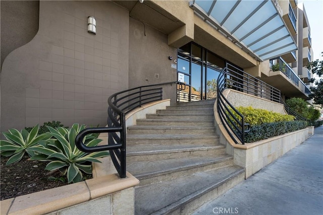 7320 Hawthorn Ave Unit 111, Los Angeles, CA 90046 - view of exterior entry with stucco siding