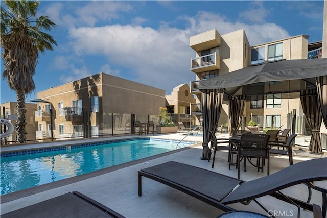 7320 Hawthorn Ave Unit 111, Los Angeles, CA 90046 - community pool with a patio area