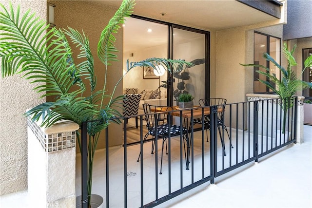 7320 Hawthorn Ave Unit 111, Los Angeles, CA 90046 - balcony featuring outdoor dining area